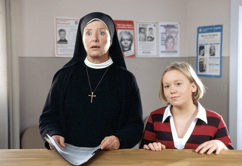 Schwester Lotte (Jutta Speidel, l.) begleitet Rebecca Bachmann (Sophie Belcredi, r.) aufs Polizeirevier. – Bild: ORF 2