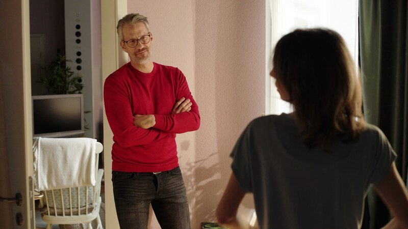 Daniela (Berrit Arnold) überfordert der Gedanke, allen von ihrem Geheimnis zu erzählen. Links Henning (Stefan Bockelmann). – Bild: RTL