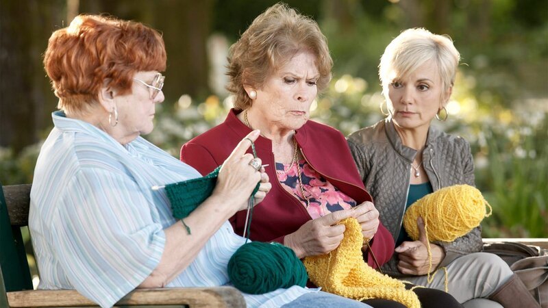 Charlotte Jeffers (Paula Shaw, m.), Grace Sherman (Teryl Rothery, r.) – Bild: AXN White