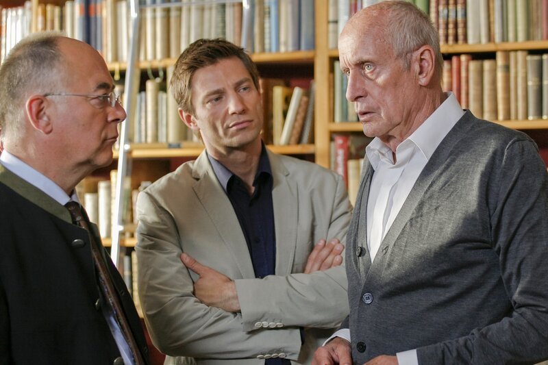 Dass der Antiquar Weimar (Heinz Trixner, re.) angeblich nichts über das alte Notenblatt weiß, zweifeln Kommissar Hansen (Igor Jeftic, m.) und Polizeichef Achtziger (Alexander Duda, li.) an. – Bild: ORF 2