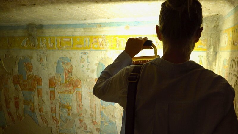 Grabungsleiterin Dr. Anke Weber vor Reliefs im Grab einer königlichen Gemahlin von Ramses III. – Bild: SRF/​ZDF Studios