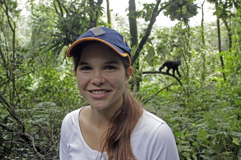 Anna im Wald der Berggorillas – für sie ist es ein Erlebnis für’s Leben. – Bild: KiKA