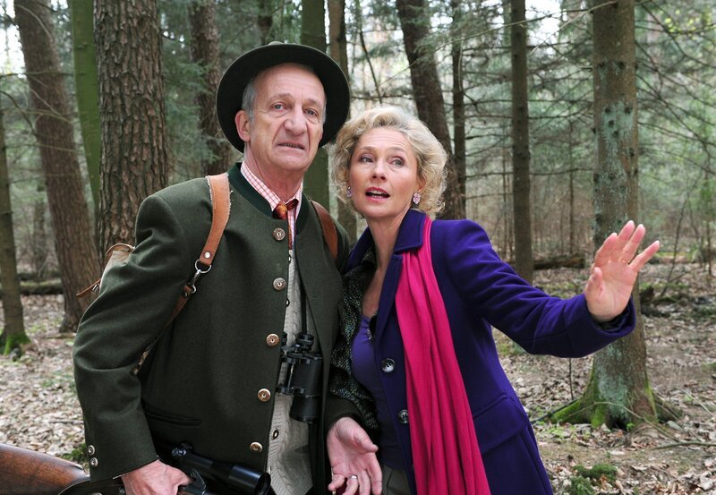 Viola (Wookie Mayer, r.) flirtet berechnend mit Pachmeyer (Philipp Sonntag, l.). – Bild: ARD/​Ann Paur