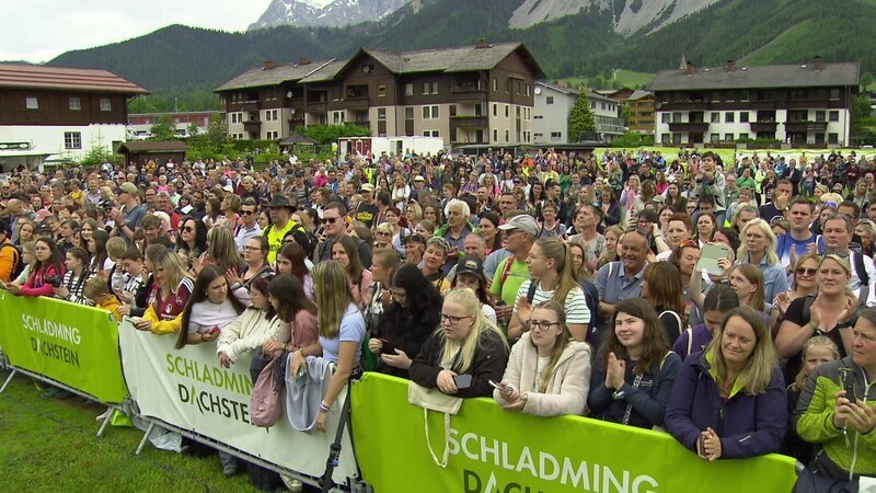 Fans beim Bergretter-Fantag in Ramsau. – Bild: ORF