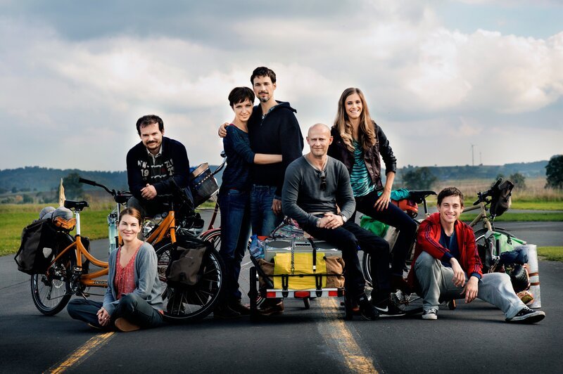 Freunde fürs Leben (v. l. n. r.): Mareike (Victoria Mayer), Dominik (Johannes Allmayer), Kiki (Julia Koschitz), Hannes (Florian David Fitz), Michael (Jürgen Vogel), Sabine (Miriam Stein) und Finn (Volker Bruch) – Bild: MathiasBothor / Majestic Filmverleih 2015 Freunde fürs Leben (v. l. n. r.): Mareike (Victoria Mayer), Dominik (Johannes Allmayer), Kiki (Julia Koschitz), Hannes (Florian David Fitz), Michael (Jürgen Vogel), Sabine (Miriam Stein) und Finn (Volker Bruch) – Bild: MathiasBothor / Majestic Filmverleih 2015