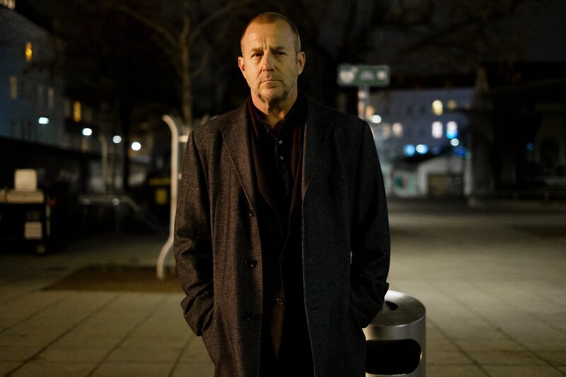 Richard Brock (Heino Ferch) ist in seinem Fall auf sich allein gestellt. Mord, Korruption und Polizeigewalt sollen enthüllt werden. – Bild: Petro Domenigg FILMSTILLS.AT KG /​ ZDF