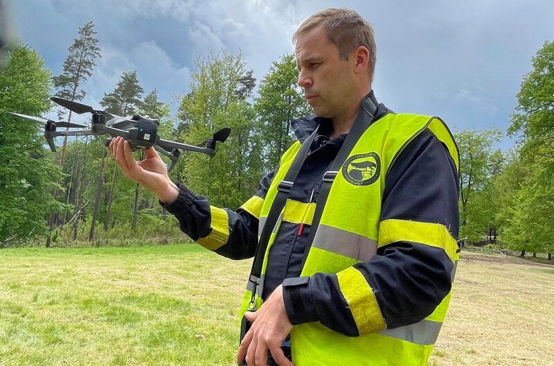 Jaroslaw Hocko startet eine Drohne mit Wärmebildkamera im Mai 2026 beim Brand im Böhmischen Nationalpark – Bild: MDR/​Bettina Wobst
