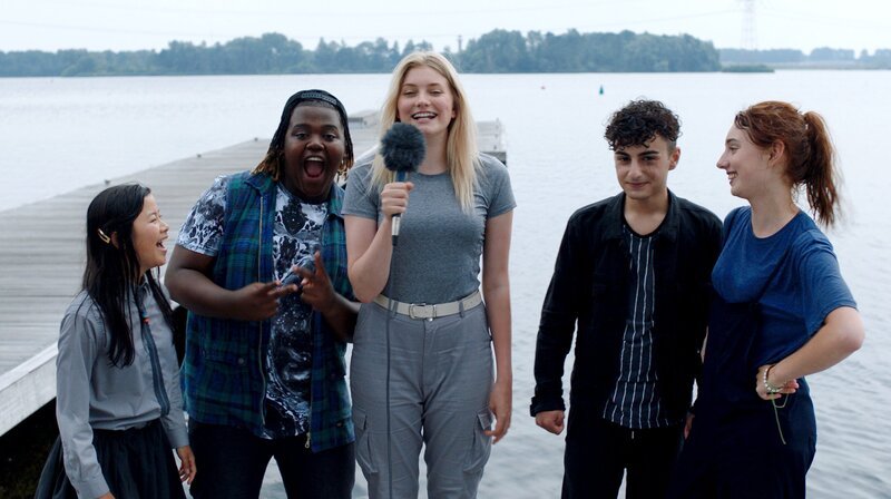 Als das Abenteuer überstanden ist, interviewt Nima Edsila, Lenny, Kai und Rox (v.l.n.r.: Rosaline Lantink, Joshua Halman, Marije Zuurveld, Narek Awanesyan, Laura van Der Meché). – Bild: SWR/​UMAMI PRODUCTIONS