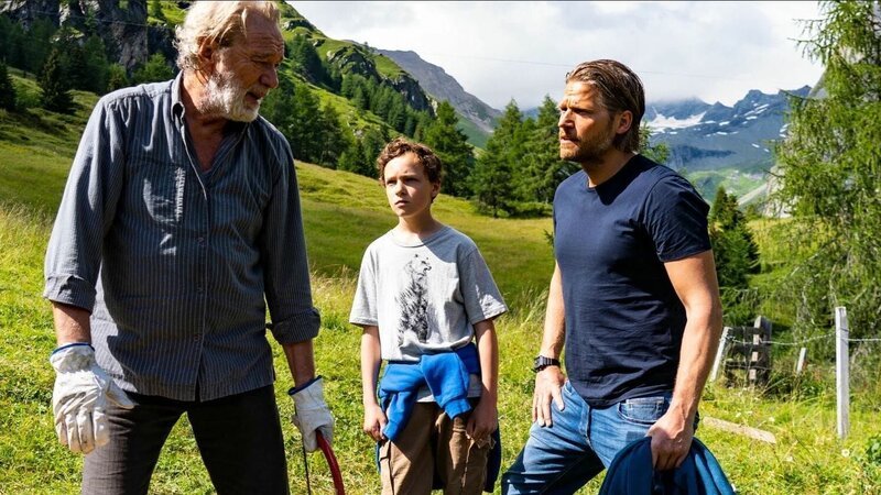 Auf der Suche nach seiner vermissten Mutter lernt Leon (Jacob Speidel, M.) seinen Großvater Hubert Lindner (Gerd Silberbauer, l.) kennen. Markus (Sebastian Ströbel, r.) ist überrascht, dass er so wenig Interesse an seinem Enkel und seiner Tochter zeigt. – Bild: Heimatkanal