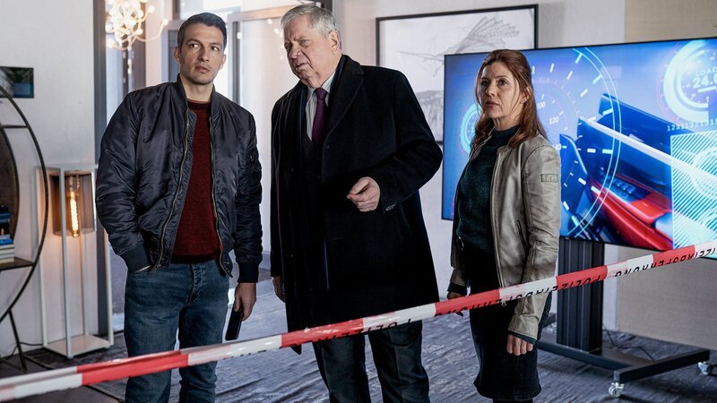 Das Ermittlerteam am Tatort, v.li.: Max Hemmersdorfer als Max Fischer, Rainer Hunold als Bernd Reuther, Fiona Coors als Kerstin Klar – Bild: SRF/​ZDF/​Daniel Dornhöfer
