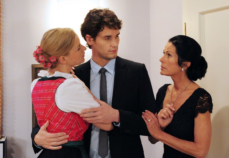 Doris (Simone Ritscher, r.) drängt Moritz (Daniel Fünffrock, M.) auf perfide Art, Theresa (Ines Lutz, l.) zu verlassen und Kristin zu heiraten. – Bild: ARD/​Ann Paur