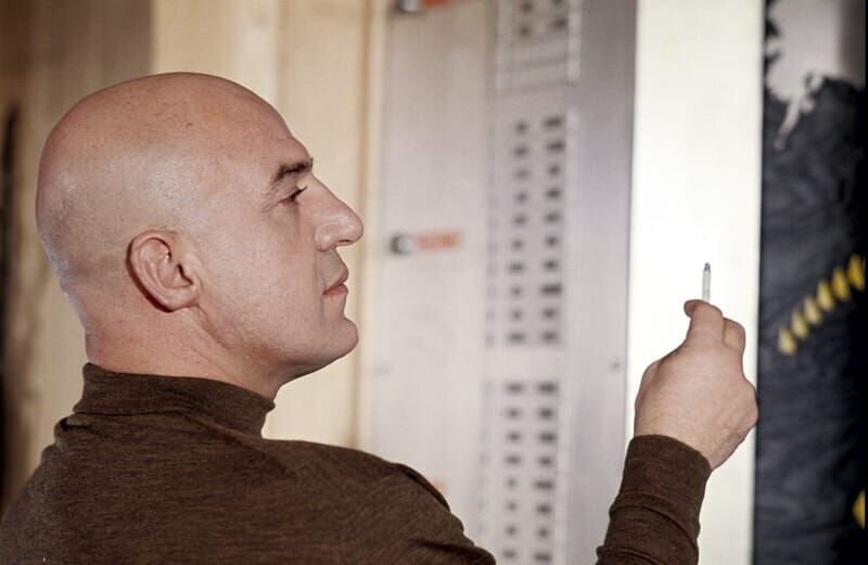 Blofeld (Telly Savalas) hat, ebenso wie Bond, ein neues Gesicht, um sich als Adeliger auszugeben. – Bild: RTL Nederland