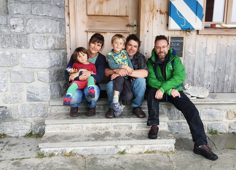 Nik Hartmann reist ins Bergell und besucht Martin Ruggli und Annamaria Crameri mit ihren beiden Kindern auf der Albignahütte. – Bild: SRF