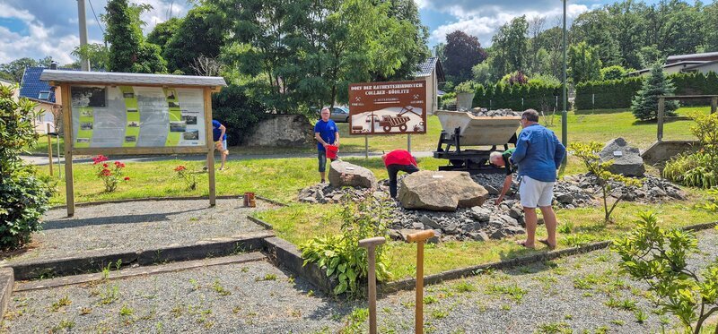 Böhlitz ist ein Bergbaudorf. Der Heimatverein erinnert im Dorfkern daran. – Bild: MDR/​Mathias Schaefer