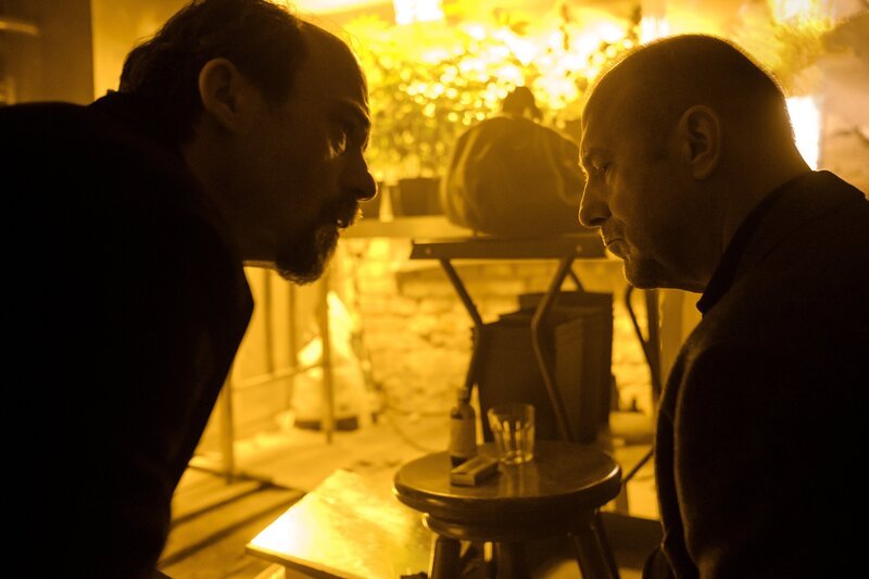Klaus Tauber (Gerhard Liebmann, l.) und Richard Brock (Heino Ferch, r.) benötigen mehr Fakten über den vermeintlichen Mord. Brock möchte den Mord nicht der Polizei melden. – Bild: Petro Domenigg FILMSTILLS.AT KG /​ ZDF
