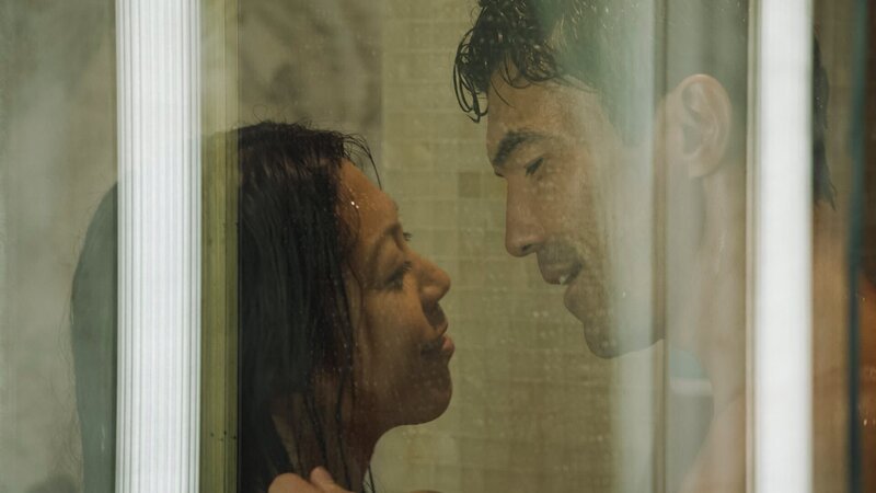 Brittany Ishibashi (Tamiko), Ian Anthony Dale (Adam Noshimuri). – Bild: RTS
