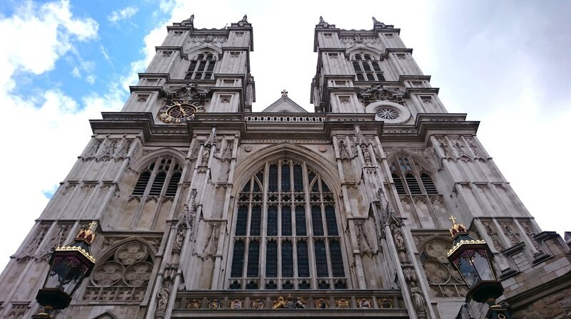 Westminster Abbey ist die Krönungskirche der englischen Monarchen. – Bild: phoenix/​ZDF/​Gruppe 5