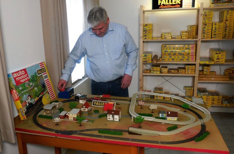Faller – Sammler Dirk Christeinicke mit seiner AMS-Bahn. – Bild: SWR/​Alexander Schweitzer