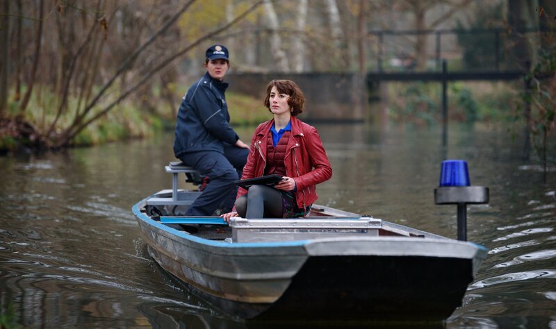 Kommissarin Luise Bohn (Alina Stiegler, l.) und Maria Wladowska (Victoria Chilap, r.) von der Spurensicherung sind auf dem Weg zu einem Tatort. – Bild: Arnim Thomaß /​ ZDF