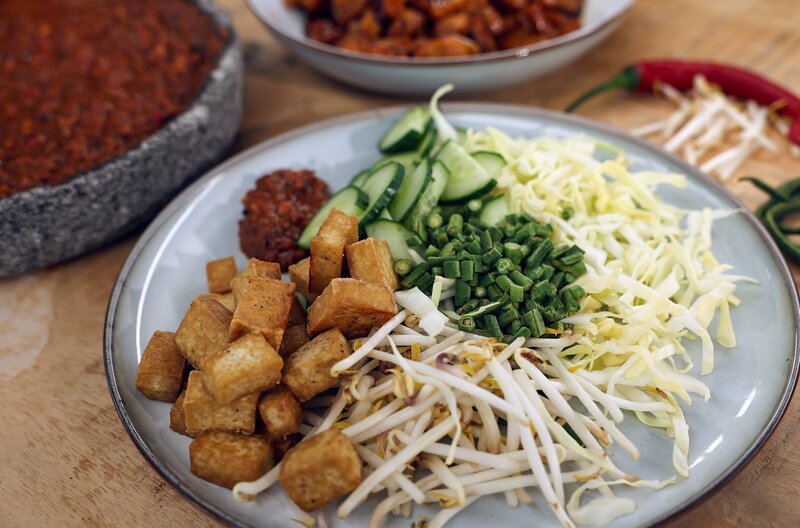 Karedok – ein Weißkrautsalat mit Gurke, gehackten Schlangenbohnen, Sojasprossen und Tofu, der mit einer süß-scharfen Erdnusssoße serviert wird – Bild: Dieter Stürmer