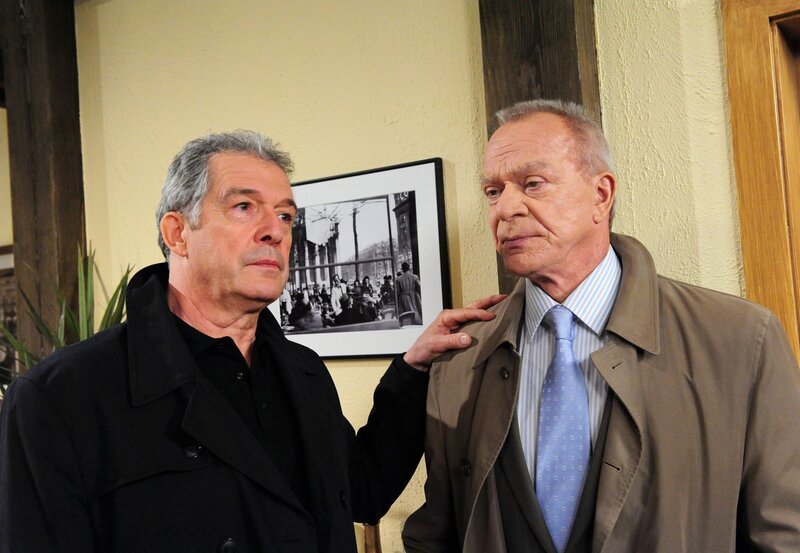 Werner (Dirk Galuba, r.) entschuldigt sich bei André (Joachim Lätsch, l.) für seine Respektlosigkeit. – Bild: ARD/​Ann Paur