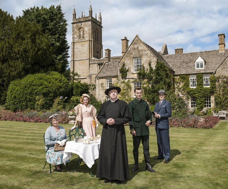 Die Protagonisten von „Father Brown“: Mrs. McCarthy (Sorcha Cusack, l.), Lady Felicia (Nancy Carroll, 2.v.l.), Father Brown (Mark Williams, M.), Sid Carter (Alex Price, 2.v.r.) und Inspector Sullivan (Tom Chambers, r.). – Bild: Des Willie