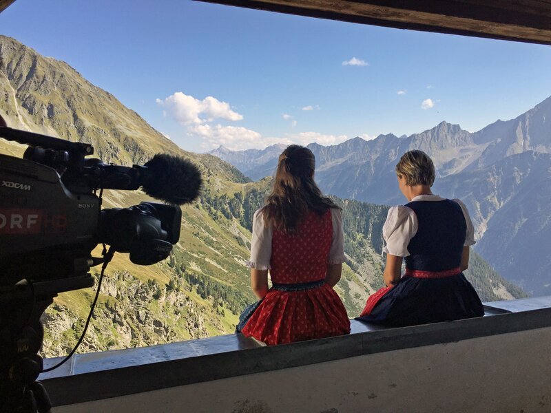 „Heidi-Land“? – Wie soll eine zeitgenössische Schutzhütte im Hochgebirge aussehen? – Bild: ORF III „Heidi-Land“? – Wie soll eine zeitgenössische Schutzhütte im Hochgebirge aussehen? – Bild: ORF III