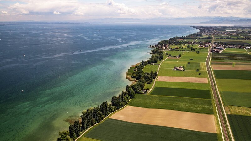 Das Bodenseeufer wird großflächig von Landwirtschaft geprägt. – Bild: SRF/​Längengrad Filmproduktion