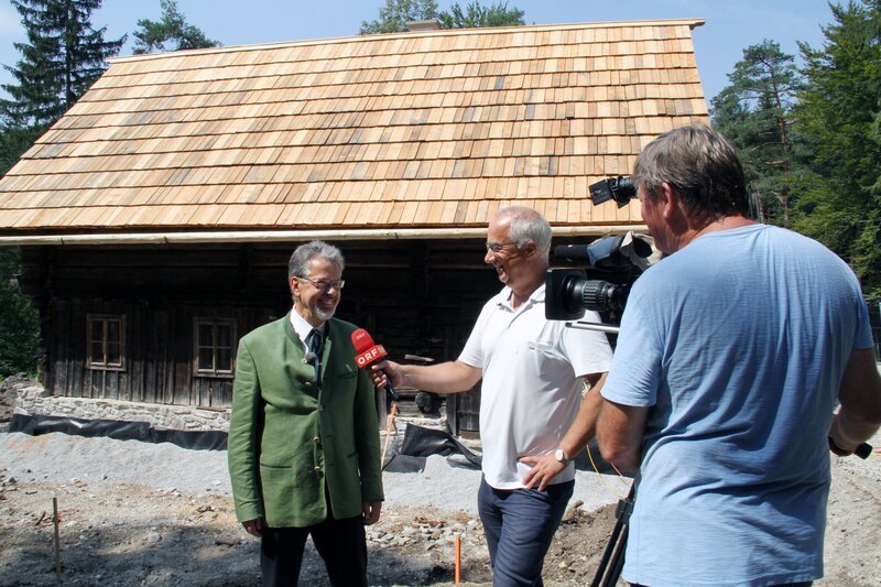 Dr. Christoph König, der frühere Salzburger Landessanitätsdirektor und letzten Eigentümer der Rainer-Keusche, hatte selber noch die ersten Lebensjahre in einer Keusche gewohnt. Er hat das historische Gebäude dem Freilichtmuseum vermacht. – Bild: ORF III Dr. Christoph König, der frühere Salzburger Landessanitätsdirektor und letzten Eigentümer der Rainer-Keusche, hatte selber noch die ersten Lebensjahre in einer Keusche gewohnt. Er hat das historische Gebäude dem Freilichtmuseum vermacht. – Bild: ORF III