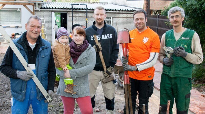 Die Beet-Brüder Ralf Dammasch (r.), Claus (2.v.r.) und Ralle (l.) haben ein weiteres Mal die Lizenz zum Buddeln erhalten. Peter, Jelena und ihr kleiner Sohn Alexander aus Marl haben einen großen Garten. – Bild: VOX/​Tokee Bros.