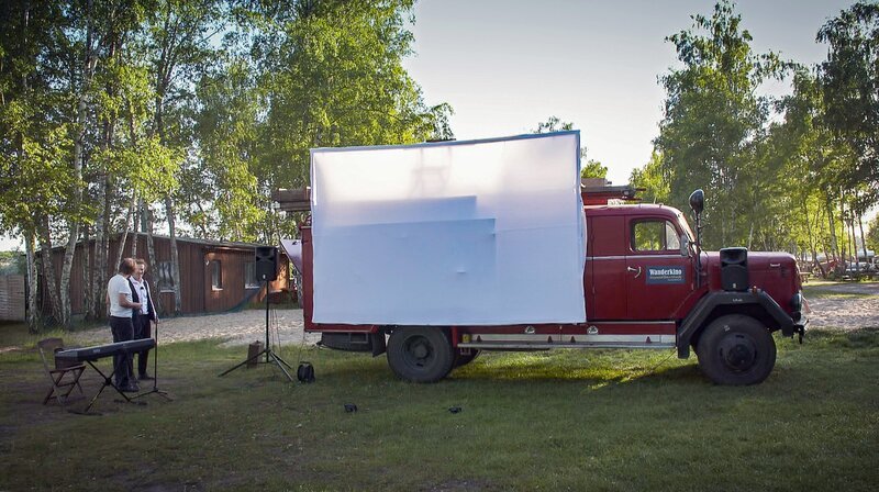 Ein Kino auf Rädern. Am Bergwitzsee sorgt Tobias mit seinem alten Feuerwehrauto für Aufsehen. Der Hobby-Filmvorführer schläft nicht nur darin, sondern präsentiert damit auch alte Stummfilme. – Bild: NDR/​MDR/​timeline