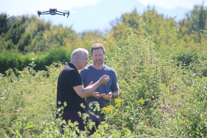 Sternekoch Alexander Herrmann (links) bei einem Road Trip ins Alpenvorland; reifende Wacholderbeeren an den Sträuchern sind Inspiration für ein besonderes Gericht. – Bild: Frank Johne /​ BR