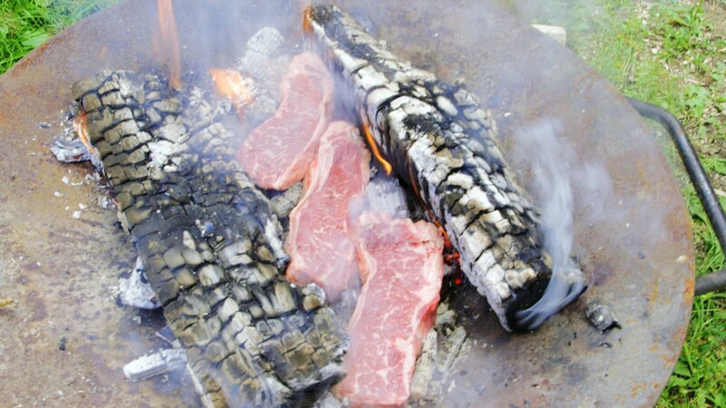 Archaisch Grillen in Kohle. – Bild: ORF/​ORF-OÖ