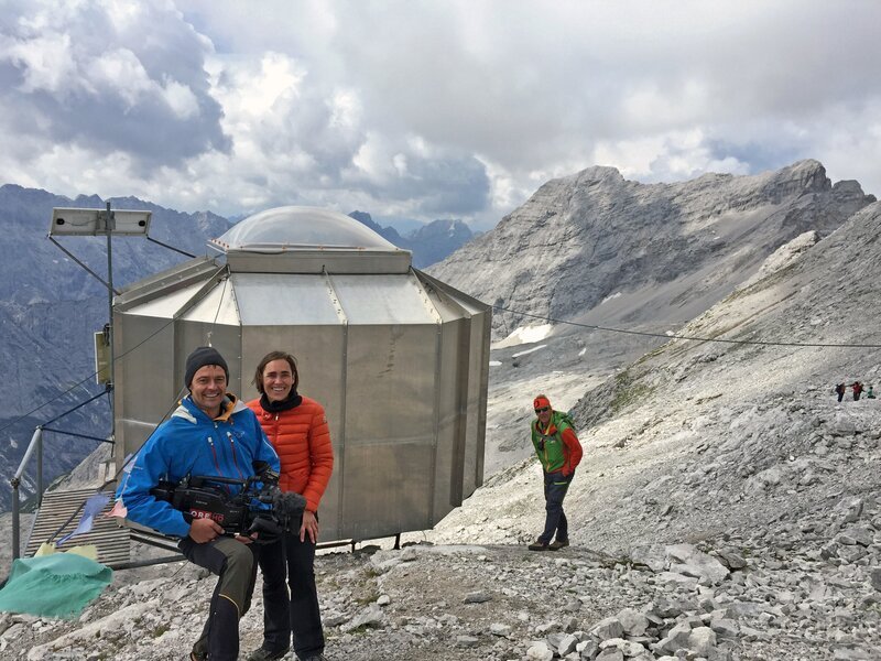 Das ORF Team Mike Mayer (Kamera), Teresa Andreae (Redaktion) beim Biwak im Karwendel. – Bild: ORF III Das ORF Team Mike Mayer (Kamera), Teresa Andreae (Redaktion) beim Biwak im Karwendel. – Bild: ORF III