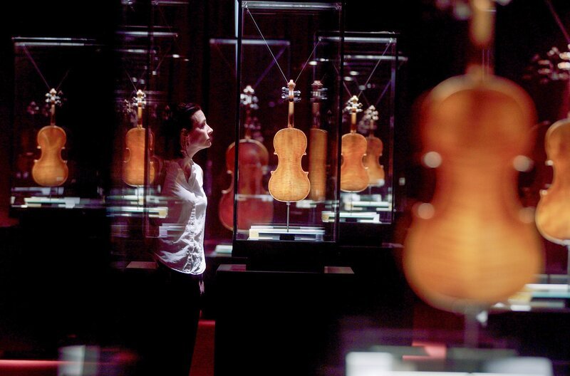 In Cremona steht Bénédicte eine unschätzbare Quelle zur Verfügung, um die Werke der großen Meister zu studieren: das Geigenmuseum. – Bild: Alpenway Media