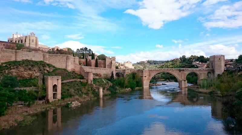 Toledo: Ansicht Puente de San Martín; das Zentrum der Bewegung der sogenannten Übersetzerschule. – Bild: PHOENIX/​ZDF/​Martin Carazo Mendez