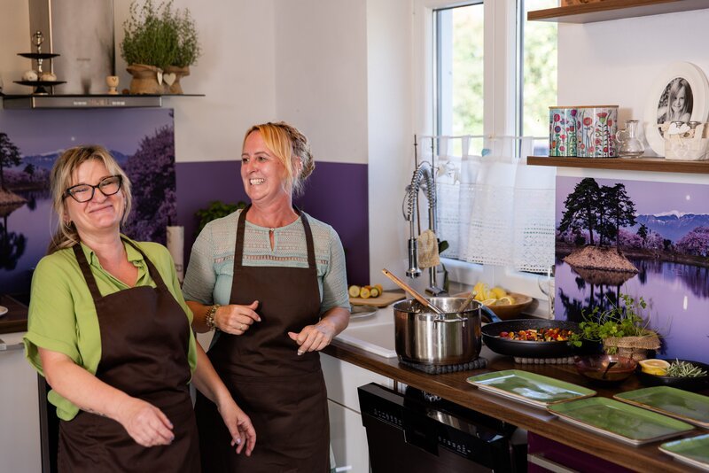 Renata Feldmeier-Ernst (links) und Sandra Grundner in der Küche. – Bild: Hans-Florian Hopfner /​ BR/​megaherz GmbH
