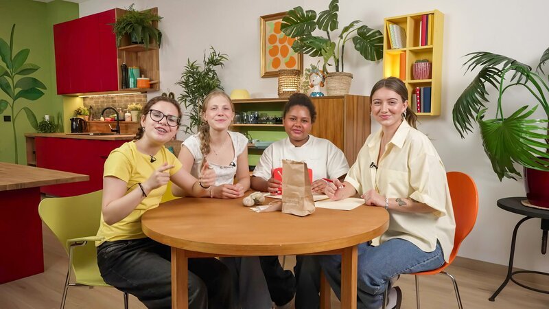 Heute bekommen die Mitglieder der Kids-Pop-Band „Young Republic“ Liya, Ella und Alice zusammen mit ihrer Managerin Fe Post aus dem Burgenland. – Bild: ORF/​Tower10