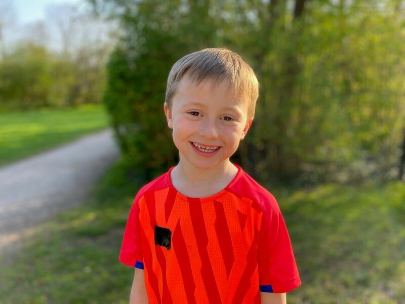 Henry ist 7 Jahre alt und liebt Bewegung. – Bild: rbb/​Wibke Schneider
