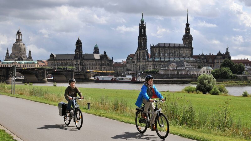 Radeln an der Elbe – nicht nur bei Dresden eine tolle Sache. – Bild: schoening
