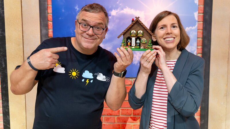 Wetter-Expertin Verena Leyendecker erklärt Elton wie man das Wetter vorhersagen kann. – Bild: ZDF und Ralf Wilschewski./​Ralf Wilschewski