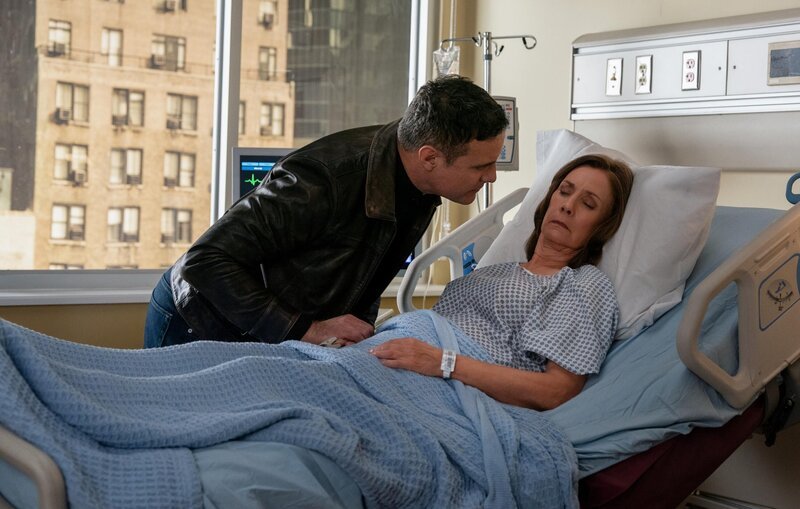 (L-R): Dominic Fumusa als Jack Wilson und Laurie Metcalf als Regina Coburn – Bild: CBS Broadcasting Inc. All Rights Reserved. /​ Michael Parmelee
