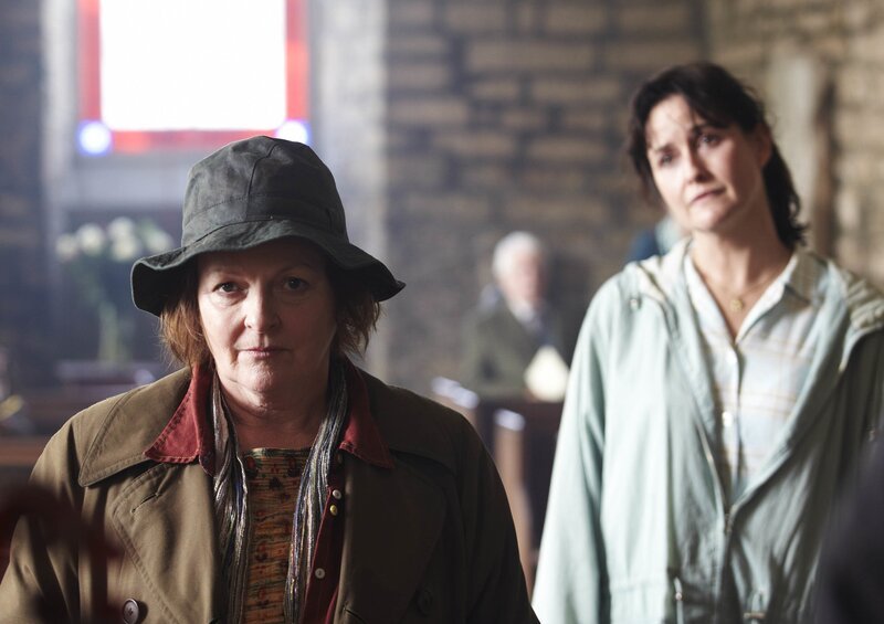 Vera Stanhope (Brenda Blethyn, l.); Bev MacDonald (Elizabeth Carling, r.) – Bild: ITV Studios