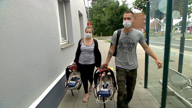 Ein paar Tage nach der OP steht für Sarafina eine Routine-Nachsorge-Untersuchung bei ihrer Frauenärztin an. Sarafina und Peter möchten ihrer Ärztin bei dieser Gelegenheit die Kinder erstmals persönlich vorstellen. – Bild: RTLZWEI