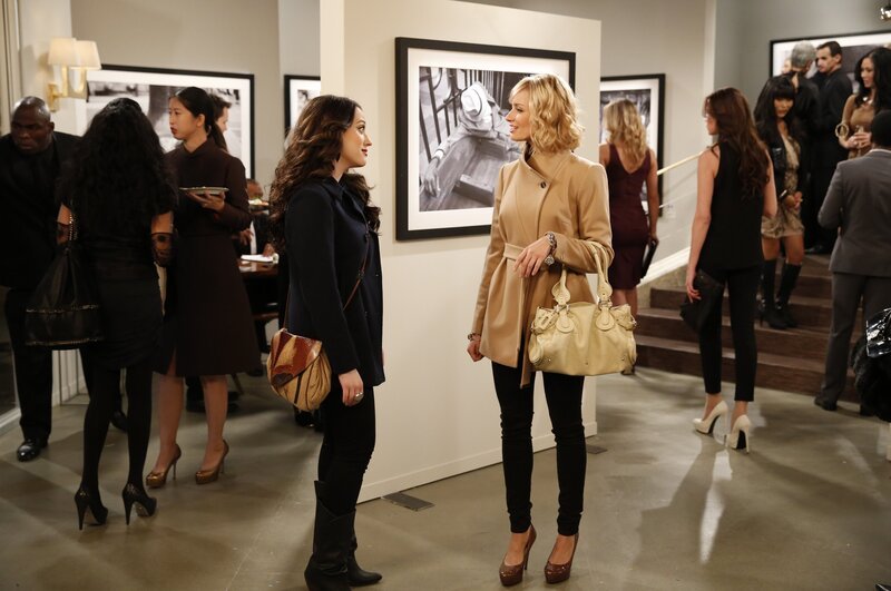 Während Caroline (Beth Behrs, r.) sich auf der Vernissage an frühere Zeiten erinnert, eröffnet die neuste Bekanntschaft Max (Kat Dennings, l.) ganz neue Welten … – Bild: Warner Bros. Television