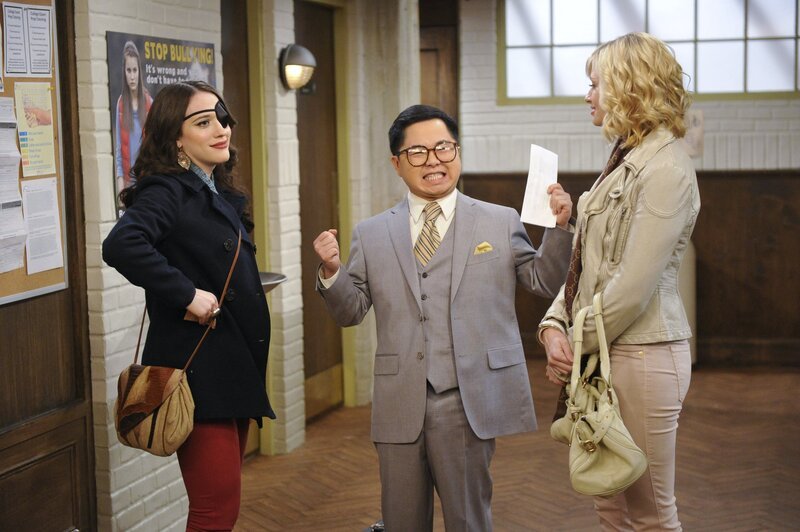 Auf in den Kampf: Max (Kat Dennings, l.), Han (Matthew Moy, M.) und Caroline (Beth Behrs, r.) wagen sich in einen Rechtsstreit – mit Vorschulkindern … – Bild: Warner Bros. Television