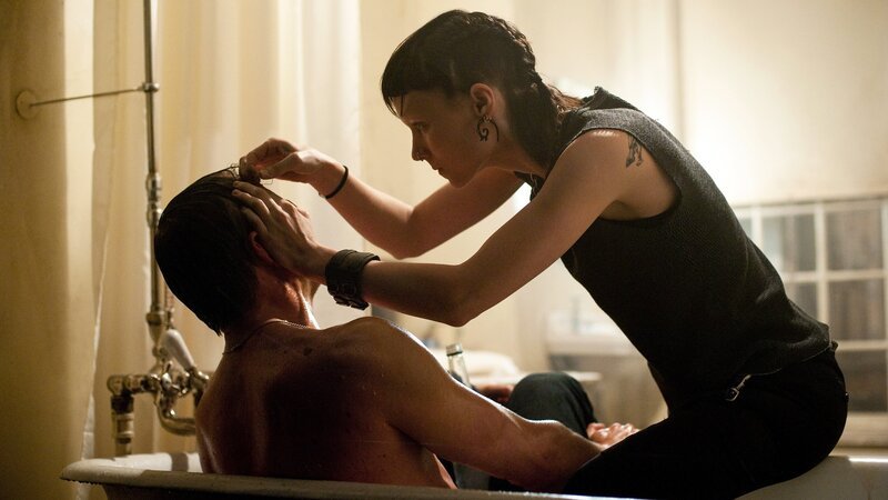 Blomkvist (Daniel Craig) und Lisbeth Salander (Rooney Mara) stoßen auf Hinweise, die weit über ein gewöhnliches Verbrechen hinausgehen. – Bild: Columbia TriStar Marketing Group, Inc. Blomkvist (Daniel Craig) und Lisbeth Salander (Rooney Mara) stoßen auf Hinweise, die weit über ein gewöhnliches Verbrechen hinausgehen. – Bild: Columbia TriStar Marketing Group, Inc.