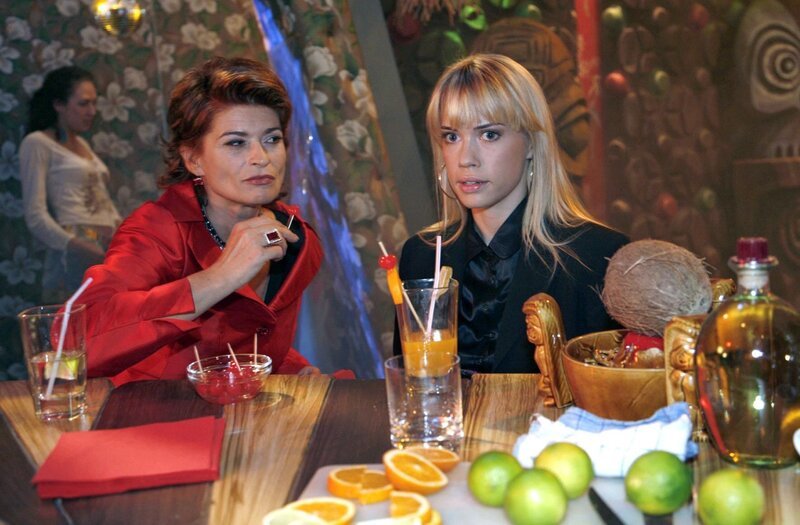 Sophie (Gabrielle Scharnitzky, l.) versucht mit viel diplomatischem Geschick Kim (Lara-Isabelle Rentinck, r.) davon zu überzeugen, sich weniger bei der Re-Fresh-Line einzumischen und mehr lukrative repräsentative Aufgaben zu übernehmen. – Bild: SAT.1 /​ Monika Schürle