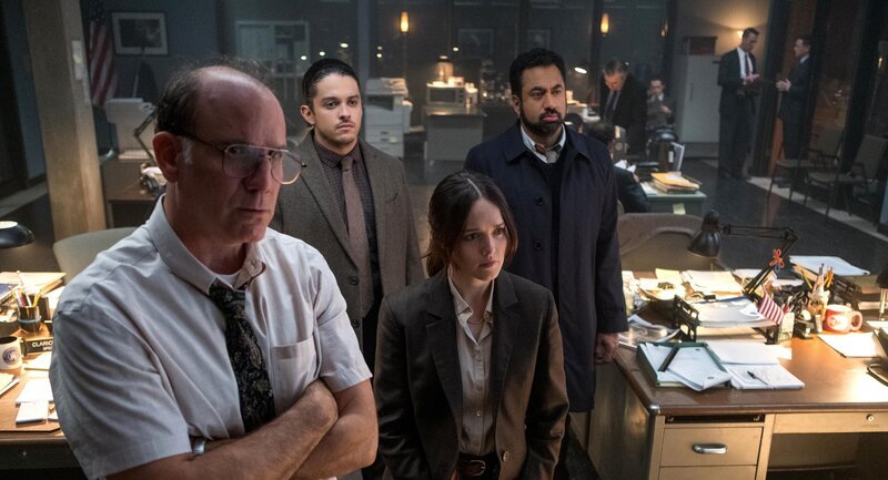 (v.l.n.r.) Murray Clarke (Nick Sandow); Tomas Esquivel (Lucca De Oliveira); Clarice Starling (Rebecca Breeds); Shaan Tripathi (Kal Penn) – Bild: CBS Broadcasting Inc. All Rights Reserved /​ Brooke Palmer