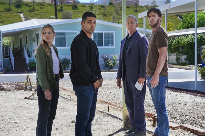 (v.l.n.r.) Ellie Bishop (Emily Wickersham); Nick Torres (Wilmer Valderrama); Leroy Jethro Gibbs (Mark Harmon); Peter Buck (Cliff Chamberlain) – Bild: CBS Broadcasting, Inc. /​ Sonja Flemming
